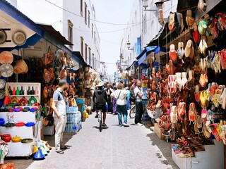 モロッコのエッサウィラの賑やかな通り、お土産屋
