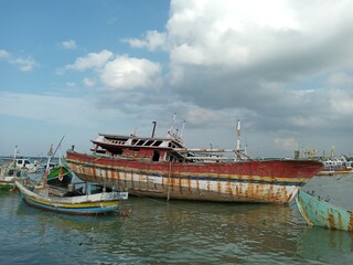Fototapeta premium fishing boat in the harbor