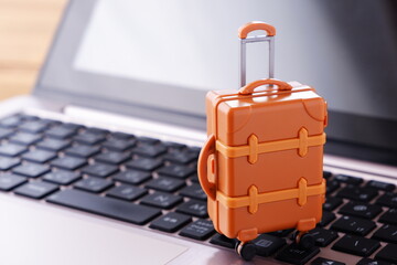 旅行用のスーツケース - スーツケースを用意して、旅行へ出発するイメージ
