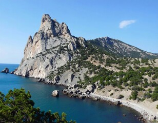 Obraz premium Coastal mountain range with a prominent peak