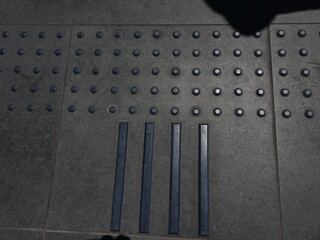 点字ブロック: 視覚障害者誘導用タイル