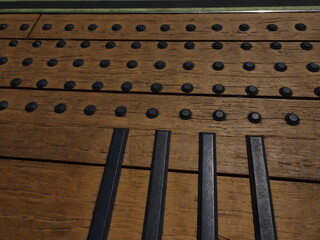 木製デッキに設置された点字ブロック