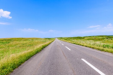 Fototapeta premium 草原と海と利尻富士、天塩から抜海のオロロンラインを行く 