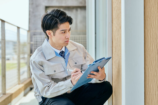 点検、確認を行う男性作業員
