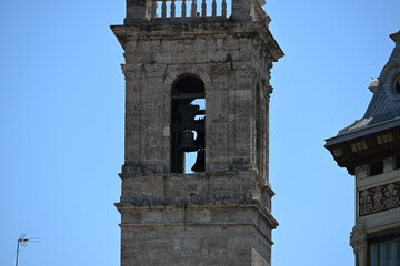 wieża z dzwonem starodawna © Miroslaw