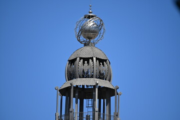 metalowa kopuła motyw orła i globu ziemi z orbitami © Miroslaw