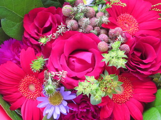 バラとガーベラのフラワーアレンジメント
