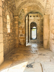 Obraz premium Exploring the ancient stone corridors of a historic structure in bright daylight