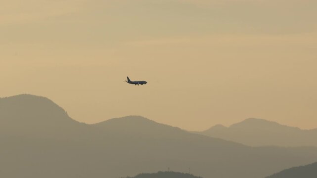 Plane descends alongside mountains at YVR airport vancouver