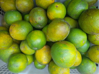 pile of fresh oranges that have just been harvested