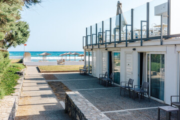 Fototapeta premium Charming Beachfront Resort with Modern Architecture and Ocean View in a Serene Coastal Setting