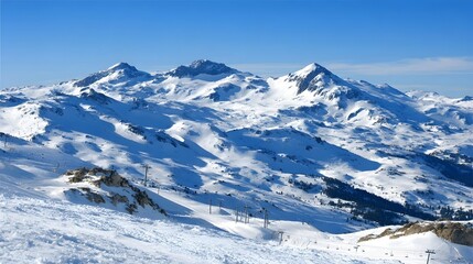 Naklejka premium Snowy mountain peaks under a clear blue sky.