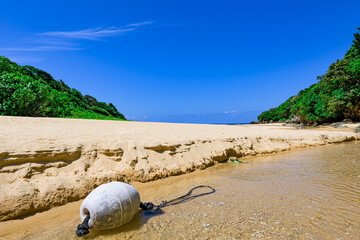 Obraz premium 小川が流れる白砂の石垣島クリスタルビーチの自然美