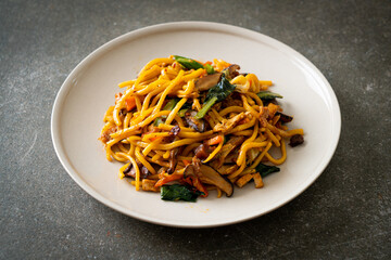 stir-fried yakisoba noodles with vegetable in vegan style