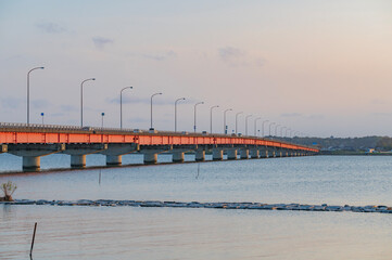 茨城　夕暮れの霞ヶ浦大橋