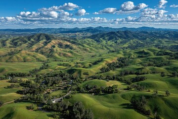 Obraz premium Rolling Green Hills Under a Cloudy Sky