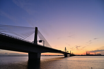 朝焼けに染まる伊勢湾岸自動車道