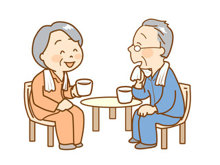 入浴後、リラックスしてお茶を飲む高齢者