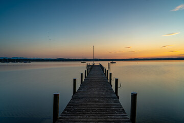 Fototapeta premium Ein Sommerabend in Sankt Heinrich am Starnberger See