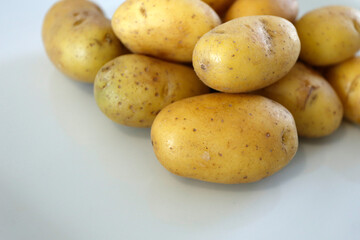 pommes de terres à éplucher
