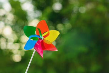 Bunte Kinder Windmühle, Windrad vor neutralem Hintergrund