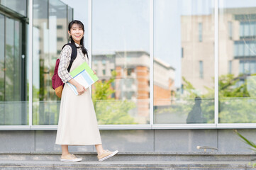 キャンパスを歩く女子大学生【撮影協力：スカパー東京メディアセンター】