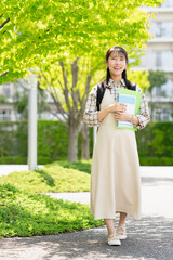 Fototapeta premium キャンパスを歩く女子大学生【撮影協力：スカパー東京メディアセンター】