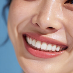 Fototapeta premium 笑顔できらめく綺麗な肌と白い歯を見せる日本人女性美人モデルの接写写真。オーラルケア、スキンケア、コスメ広告用。