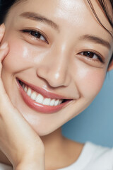 Obraz premium 笑顔できらめく綺麗な肌と白い歯を見せる日本人女性美人モデルの接写写真。オーラルケア、スキンケア、コスメ広告用。