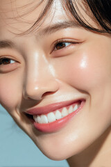 Fototapeta premium 笑顔できらめく綺麗な肌と白い歯を見せる日本人女性美人モデルの接写写真。オーラルケア、スキンケア、コスメ広告用。