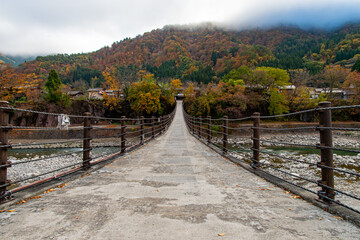 Obraz premium 紅葉の白川郷であい橋