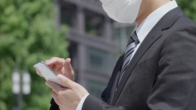 スマホを使うビジネスマン