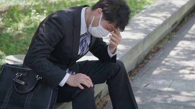 リストラされた男性ビジネスマン