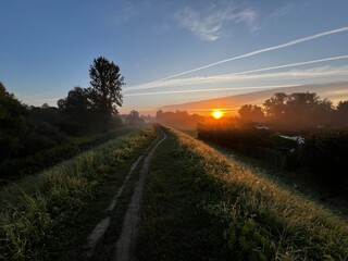 Wschód słońca Nowy Sącz Wólki, ścieżka rowerowa © Maciej G. Szling