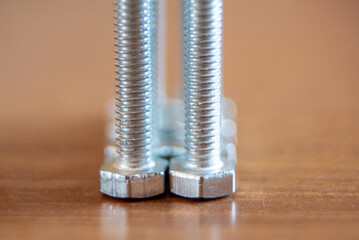 Particolare di bulloni disposti in fila in equilibrio sul tavolo