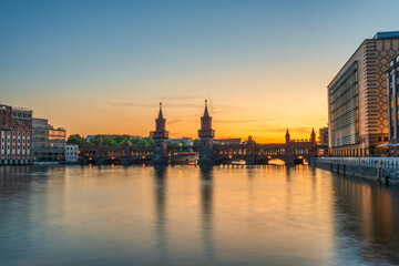 Fototapeta premium Oberbaum Bridge at sunset in Berlin. Germany. Public landmark of Berlin