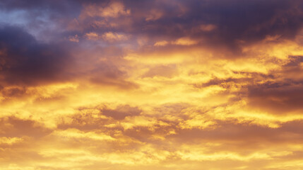 Obraz premium Dramatic sunrise with gradient orange and purple clouds, creating a panoramic abstract sky view.