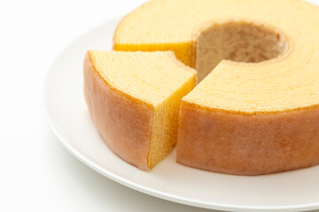 カットしたバウムクーヘン　白バック