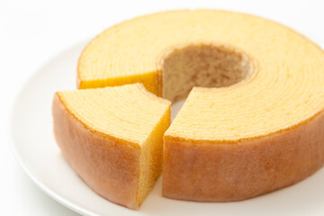 カットしたバウムクーヘン　白バック