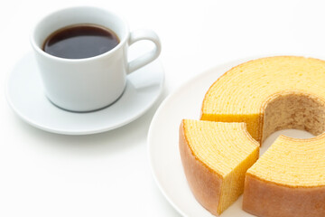 バウムクーヘンとコーヒー　白バック
