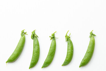 並んだスナップエンドウ　白バック