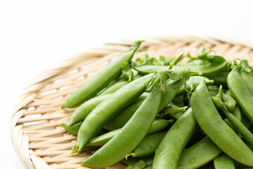 ザルに入ったスナップエンドウ　白バック