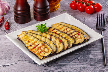 Hot grilled eggplant slices snack