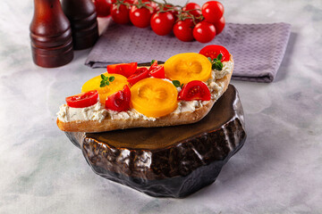 Bread with cream cheese and tomato