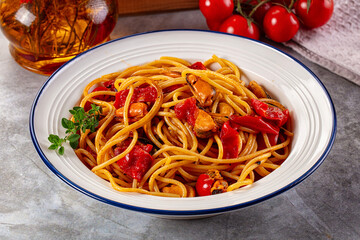 Spaghetti with mussels and tomato