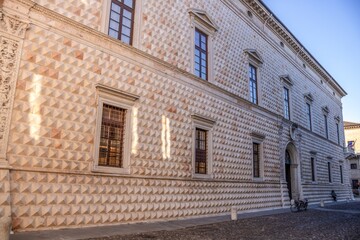 ferrara, italien - palazzo dei diamanti im abendlicht