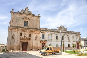 martina franca, italien - san francesco d assisi an der piazza mario pagano