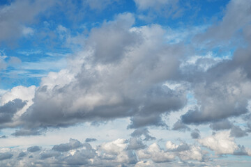 Obraz premium Sky panorama filled with a variety of clouds, from fluffy cumulus to wispy cirrus, stretches across the horizon on a bright