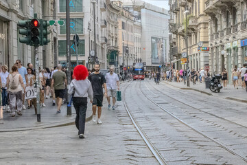 Obraz premium people walking on the street, milan