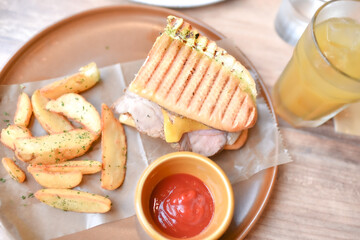 ホットサンドとポテトのプレート